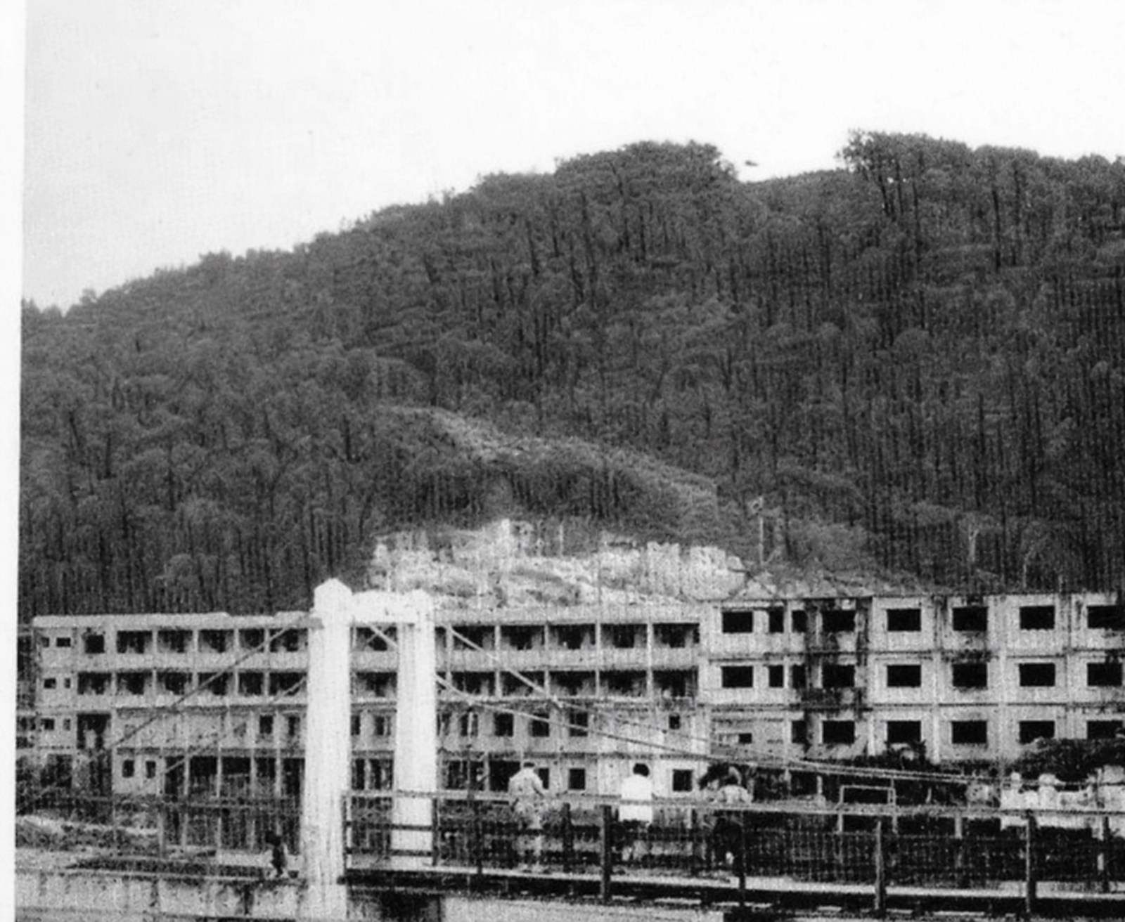 Ponte pênsil sobre o Rio Mongaguá na década de 1960